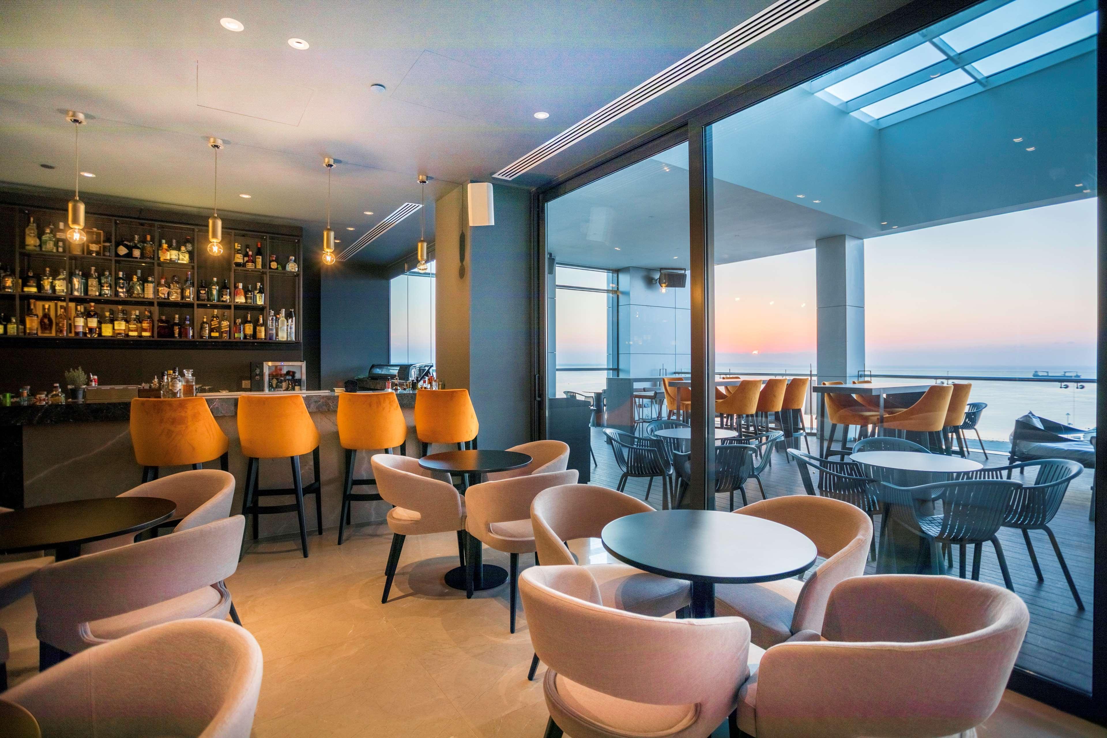 Radisson Blu Hotel, Lárnaka Eksteriør bilde The Sky Bar