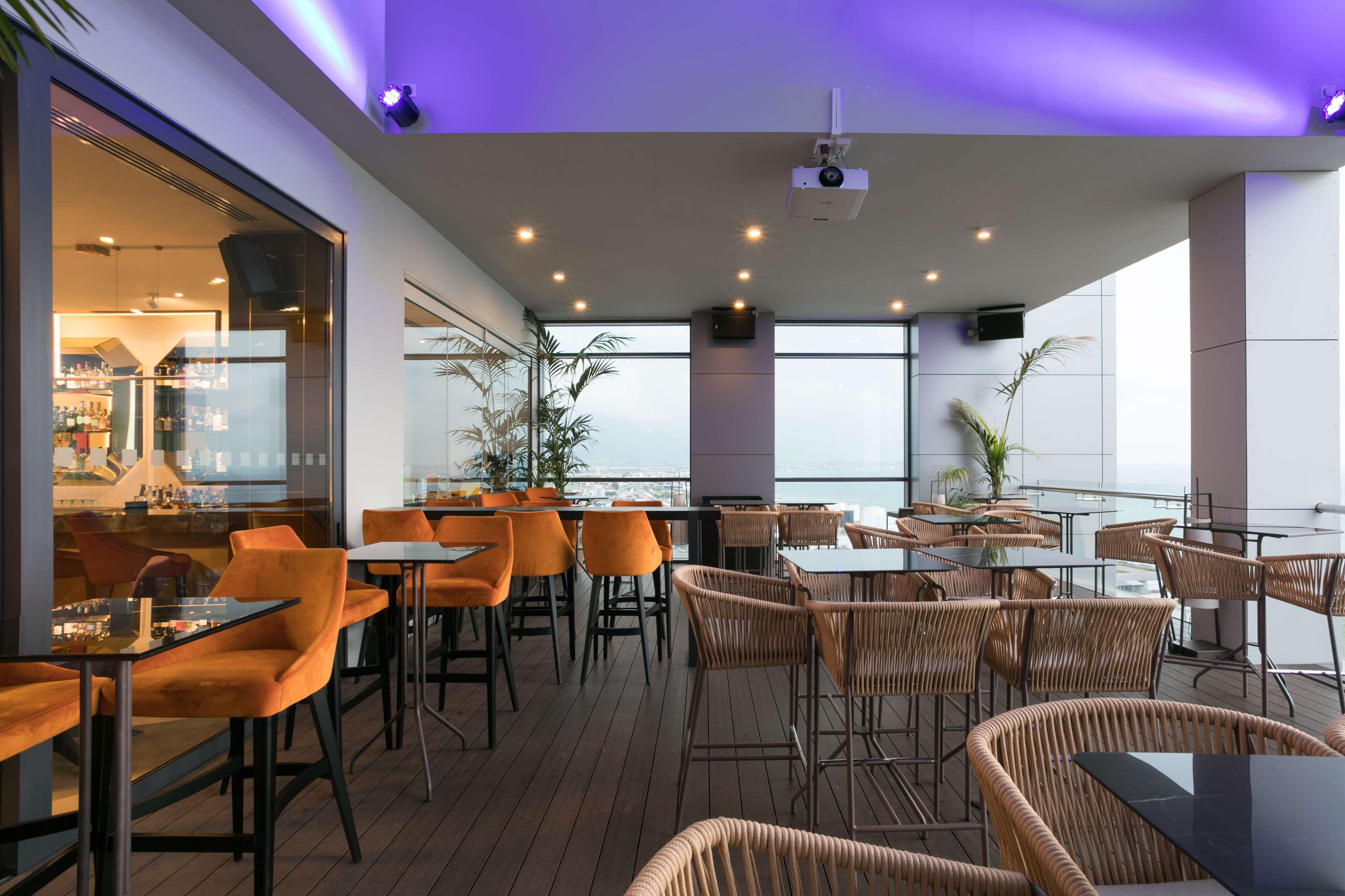 Radisson Blu Hotel, Lárnaka Eksteriør bilde Sky Bar
