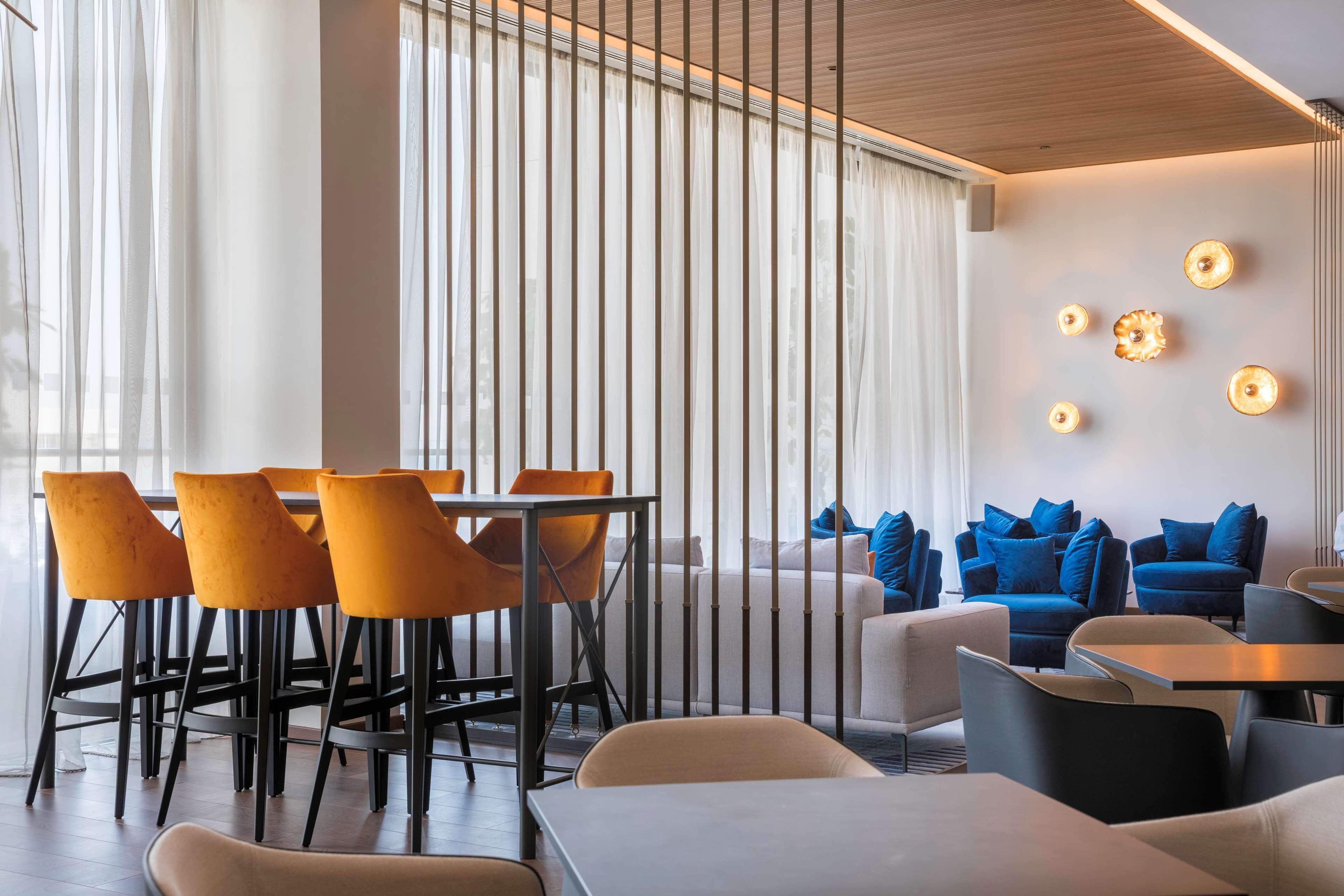 Radisson Blu Hotel, Lárnaka Eksteriør bilde The lounge at the airport