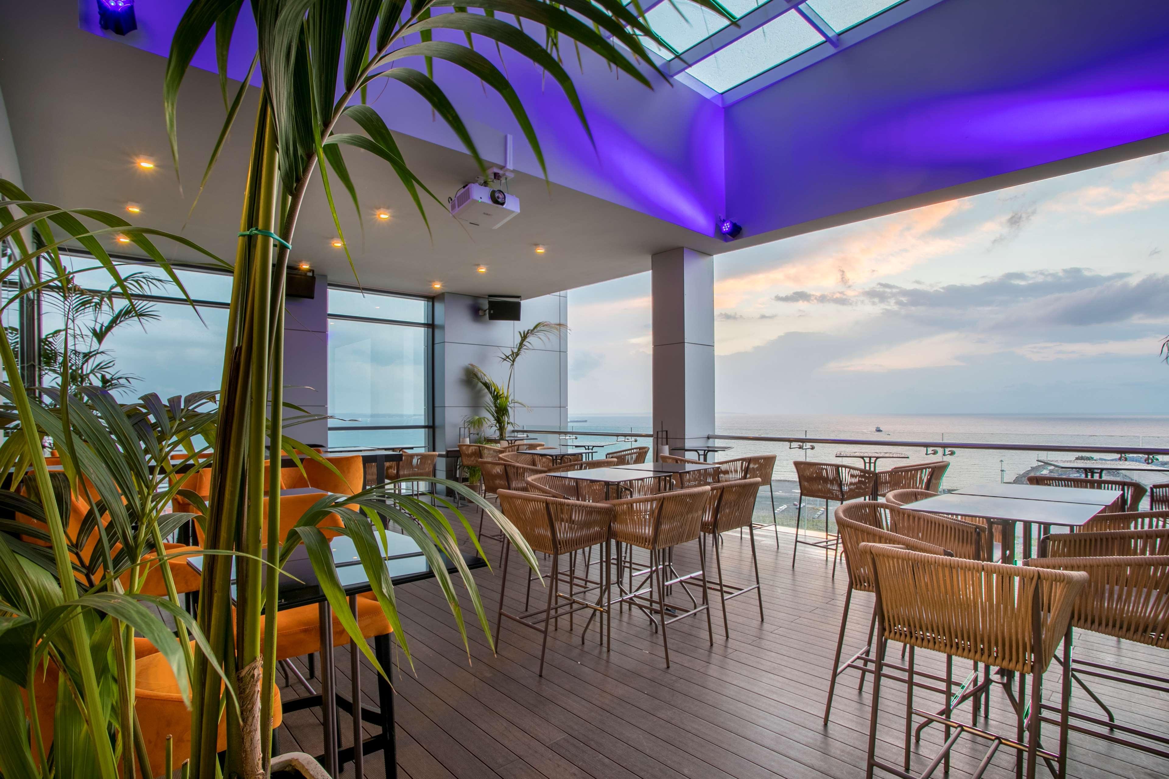 Radisson Blu Hotel, Lárnaka Eksteriør bilde Skyline Bar